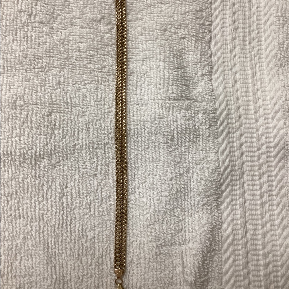 10 kt gold bracelet.